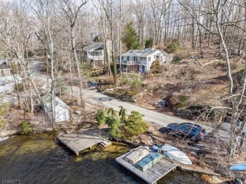 28 Rd, Bloomingdale NJ 07403-1425 exterior