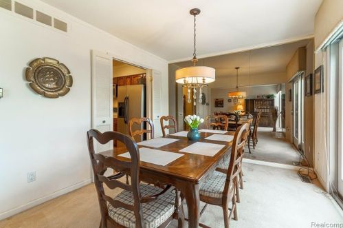 1249 Oakwood Ct, Rochester MI 48307-2539 exterior