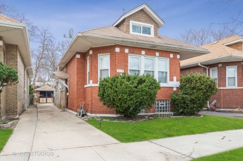 8118 Oglesby Ave, Chicago, IL 60617-1135