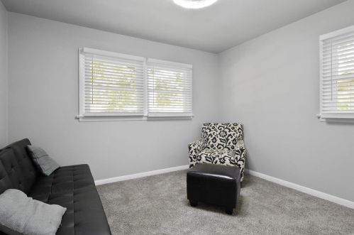 1044 Renshaw Dr, Saint Louis MO 63135-2833 exterior