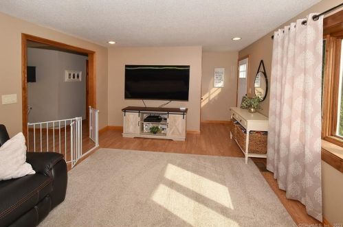 281 Abbe Rd, Enfield CT 06082-5745 exterior