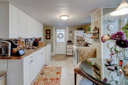 302 Woodbridge St, Manchester CT 06042-2372 exterior