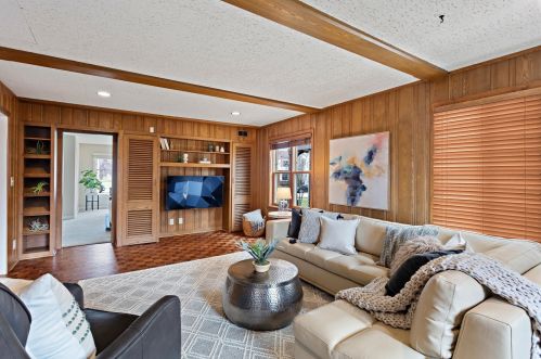 5267 Diversey Blvd, Milwaukee WI 53217-5201 exterior