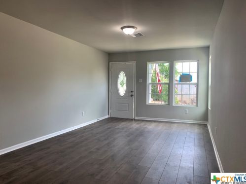 5027 Bluebonnet St, Seguin TX 78155-7212 exterior