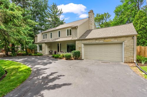 7607 Lake Dr, Milwaukee WI  53217-2909 exterior