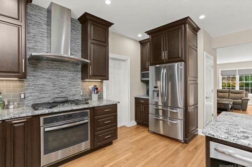 8 Gdn Ln, Westport CT 06880-5316 exterior