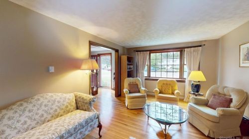 6 Hummingbird Ln, Enfield CT 06082-5709 exterior