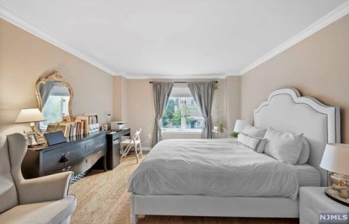 305 Williams Ct, Edgewater NJ 07020-1613 exterior