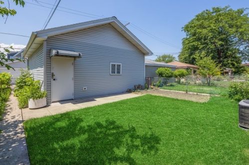 4560 Mcvicker Ave, Chicago IL  60630-3122 exterior