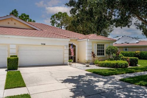 7416 Berkshire Pne Dr, Naples FL 34104-9436 exterior