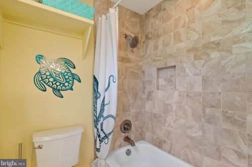 8751 Brook Rd, Mc Lean VA  22102-1507 exterior