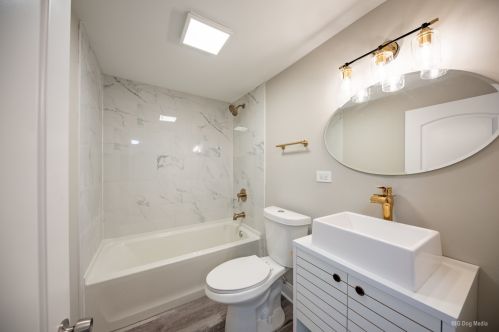 7616 Luella Ave, Chicago IL 60649-4108 exterior