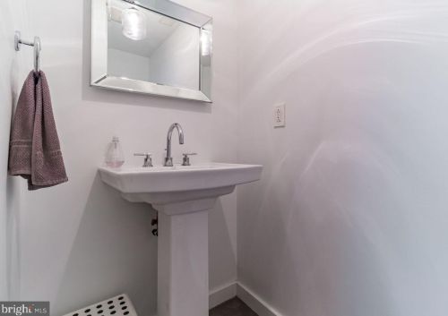 135 Laurel St, Philadelphia PA  19123-2315 exterior