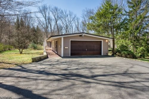 28 Cherry Tree Ln, Kinnelon, NJ 07405-2286