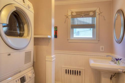 262 Gibbs Ave, Middletown RI 02840-2239 exterior