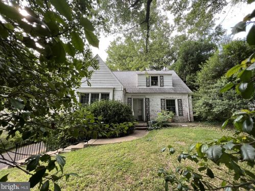 6004 Benalder Dr, Bethesda, MD 20816-1010