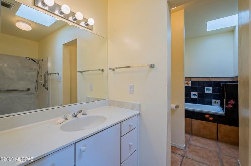 5860 Swan Rd, Tucson AZ 85718-5433 exterior