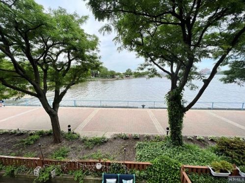 202 Nelson Ct, Edgewater NJ  07020-1631 exterior