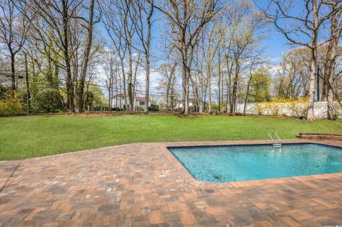 43 Cross Bow Ln, Commack NY  11725-1214 exterior