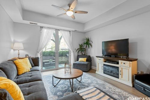 1422 La Salle Dr, Chicago, IL 60610-1354