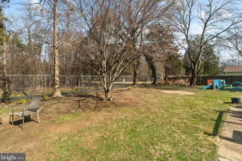 5608 Helmsdale Ln, Alexandria VA 22315-4137 exterior