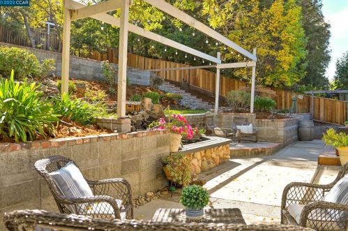 724 Court Ln, Concord CA 94518-1743 exterior