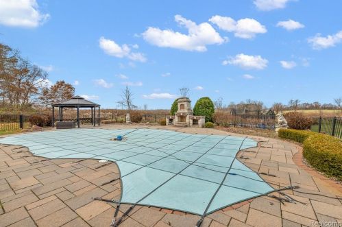 2384 Pebble Crk Dr, Rochester MI 48363-2228 exterior