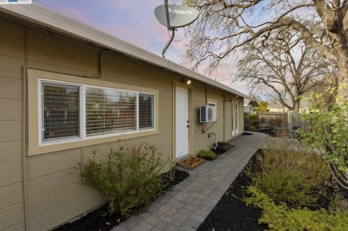 1870 Elinora Dr, Concord CA 94523-2815 exterior