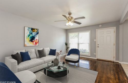 10234 Van Vlissingen Rd, Chicago, IL 60617-5639