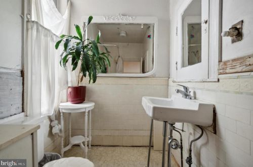 4817 Fairmount Ave, Philadelphia PA 19123-1901 exterior