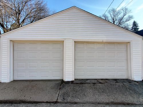 1631 Chateau Pl, Milwaukee WI 53217-6022 exterior