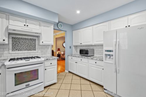 14 Burdge Dr, Middletown NJ 07748-1860 exterior