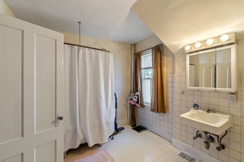 617 Grv St, Newton MA 02466-2209 exterior