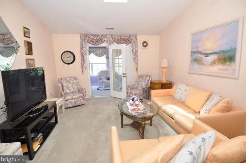 5 Meadowwood Ct, Columbus NJ 08022-1026 exterior