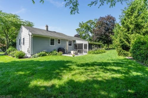 3 Hillside Dr, Clinton NJ 08809-1244 exterior