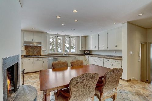 8415 Pelican Ln, Milwaukee WI 53217-2060 exterior