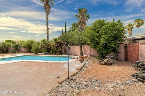 9151 Deer Trl Cir, Tucson AZ 85710-8034 exterior