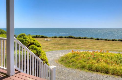 333 Tuckerman Ave, Middletown RI 02842-6049 exterior