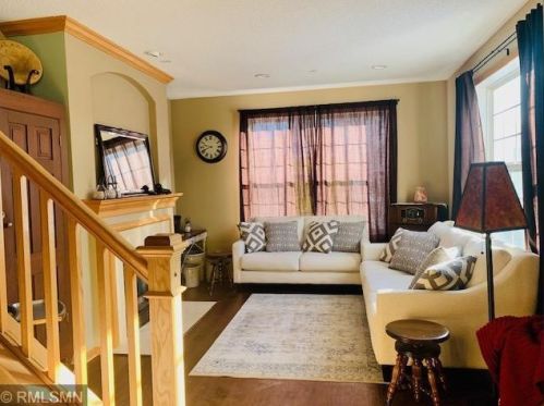 817 Braunworth Ct, Chaska MN 55318-3242 exterior