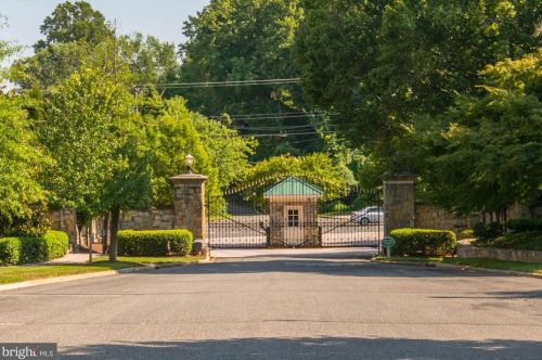 1493 Evans Farm Dr, Mc Lean VA 22101-5656 exterior