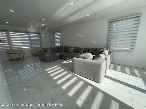 7 Berger Ave, Oakhurst NJ  07755-1702 exterior