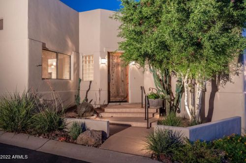 5850 Echo Canyon Ln, Phoenix, AZ 85018-1286