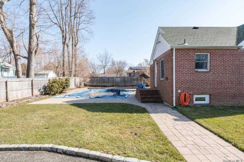 31 Leyden St, Huntington Station NY 11746-1825 exterior