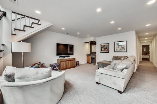 3831 Ravenswood Ave, Chicago IL 60613-2419 exterior