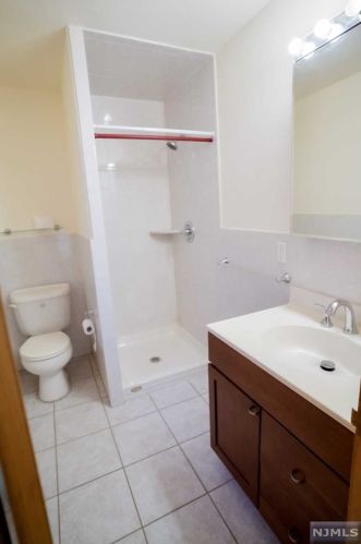 214 8 St, Fairview NJ 07022-1306 exterior