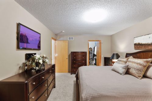 468 Hickory Ln, Saint Paul MN 55128-7036 exterior