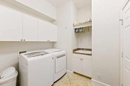 15892 Delaplata Ln, Naples FL 34110-2804 exterior