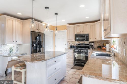 1121 Sunwood Ln, Lancaster PA  17601-7104 exterior