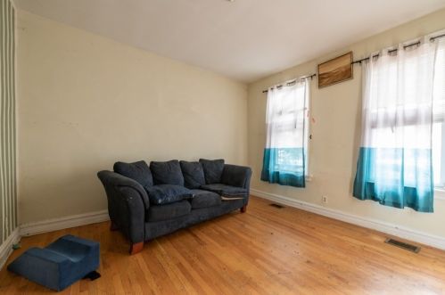 2102 Roscoe St, Chicago IL 60618-5819 exterior