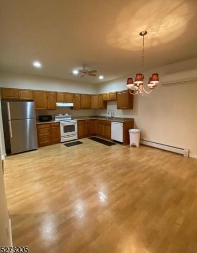 207 Diamond Bridge Ave, Paterson NJ  07506-1964 exterior